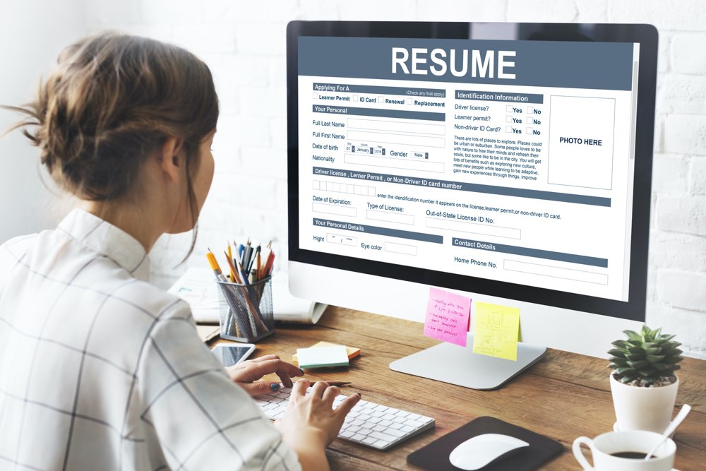 3 popular free and paid resume builder tools