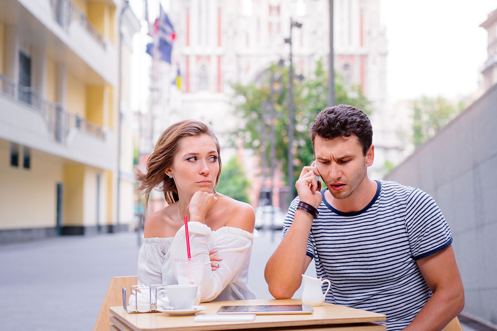 4 signs one&#8217;s partner may be cheating